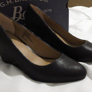 New Bass "Dorothy" Black Wedge heels 8M